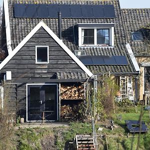 Tij Tiny House Aan Het Getijdewater In Zierikzee